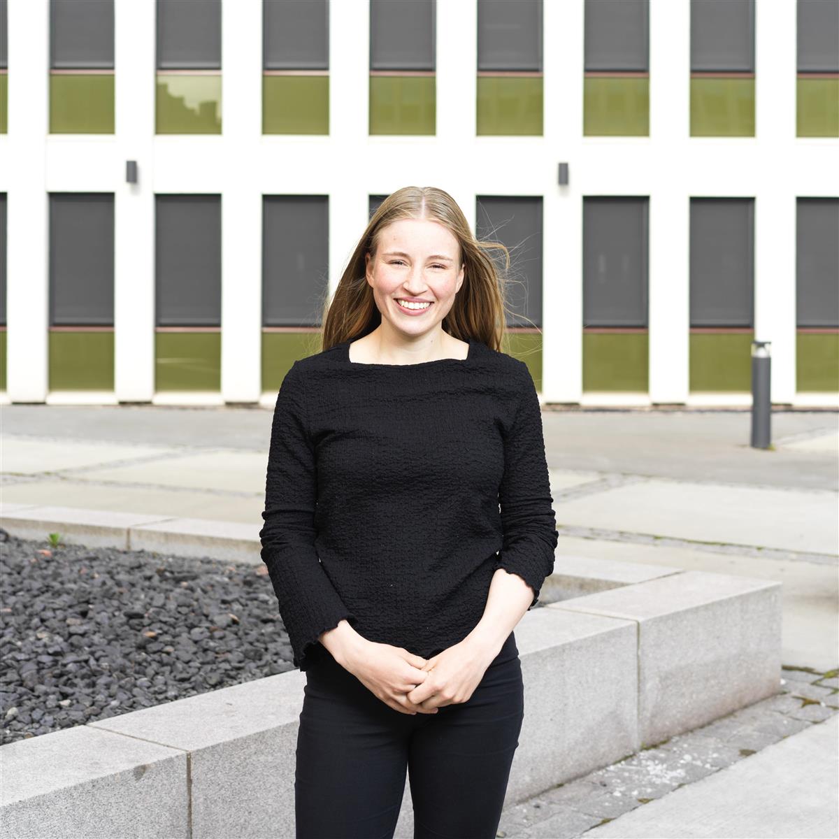 Portrett av Martine Apelqvist Ekhorn. Bildet er tatt på Stein Rokkans plass, mellom K49 og rådhuset i sentrum av Narvik. - Klikk for stort bilde