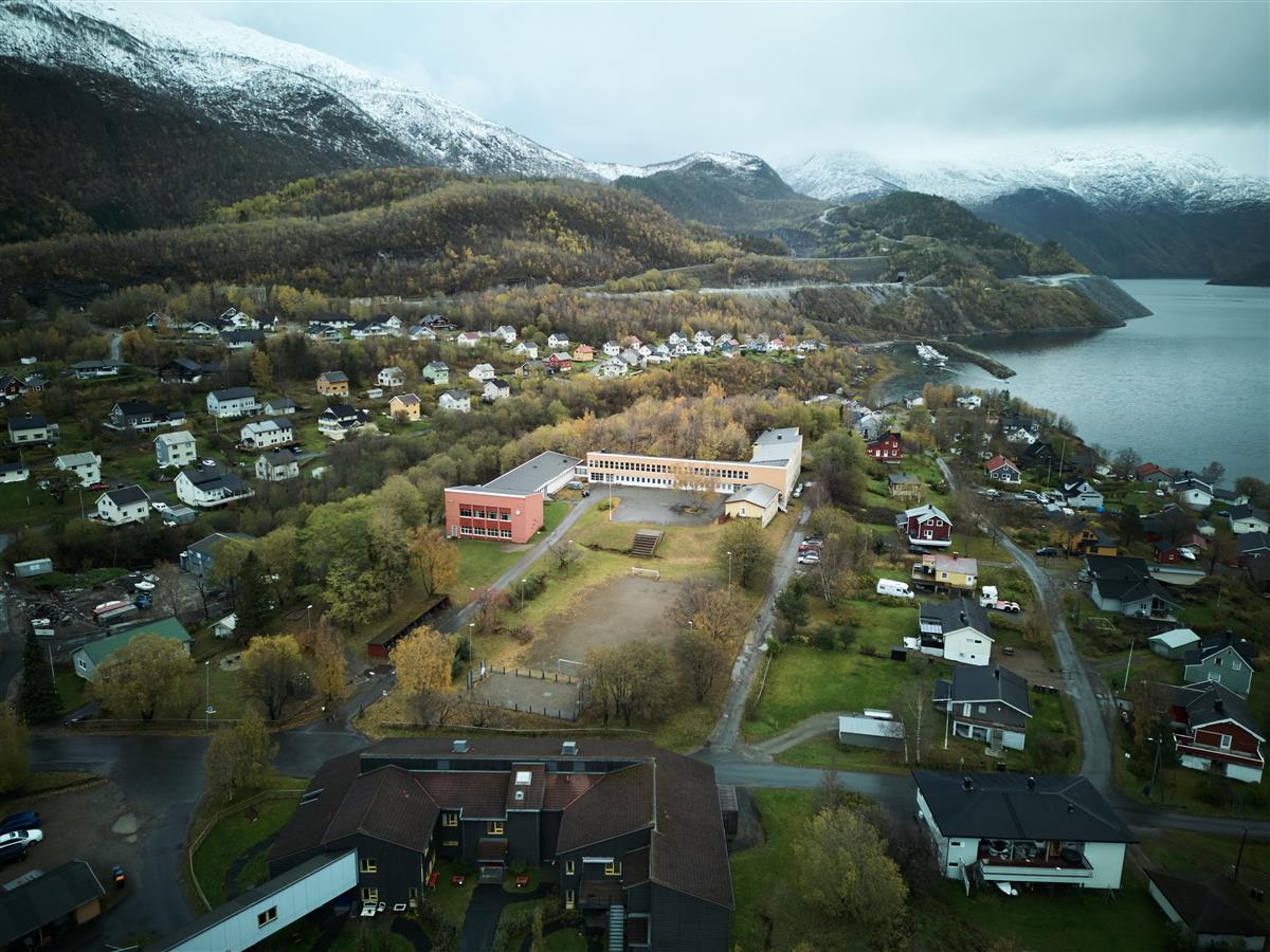 Luftfoto av Kjøpsvik skole tatt en høstdag. - Klikk for stort bilde