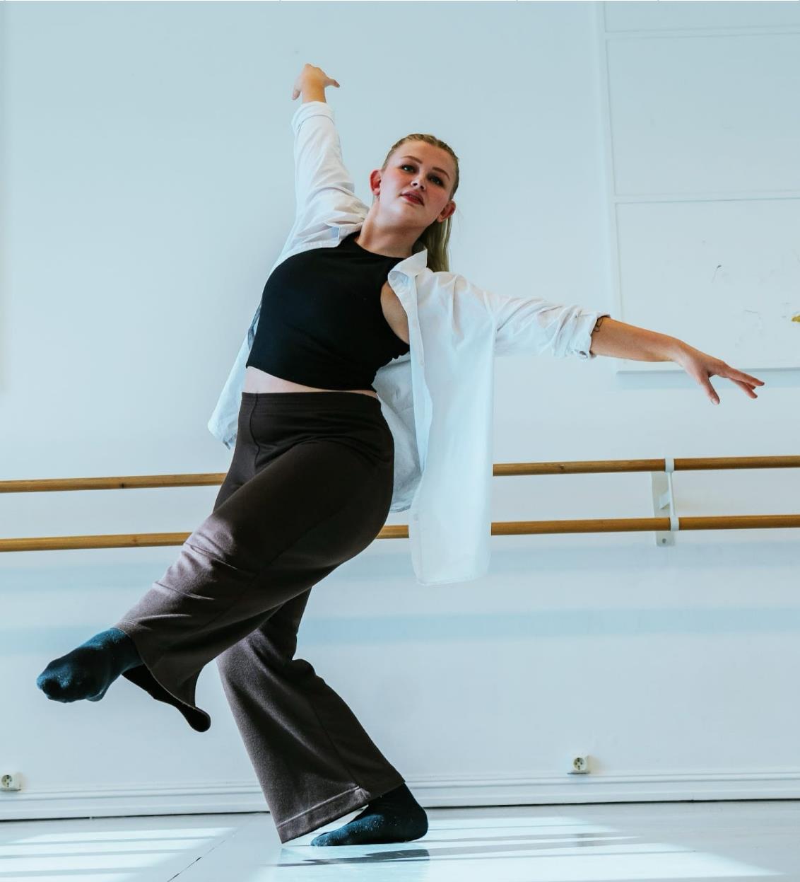 Mina Rose Kristoffersen danser. Hun tilbyr nå dansekurs i Kjøpsvik. - Klikk for stort bilde