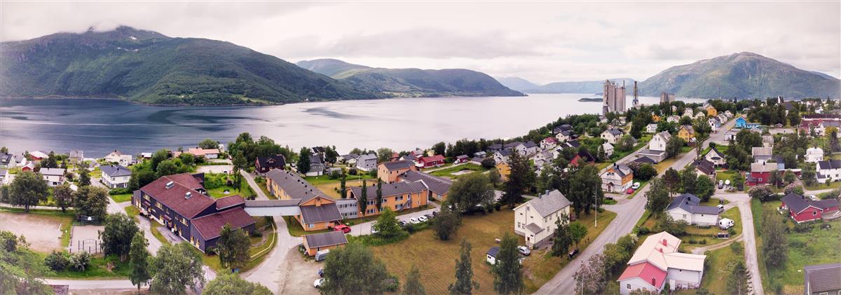 Luftfoto av Prestegårdstunet sykehjem i KJøpsvik. Utsikt mot fjorden og deler av Kjøpsvikhalvøya. - Klikk for stort bilde