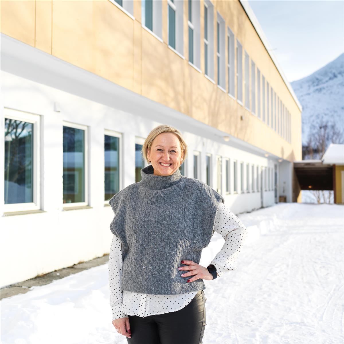 Portrett av rektor Anita Brønmo utenfor Kjøpsvik skole en vinterdag. - Klikk for stort bilde