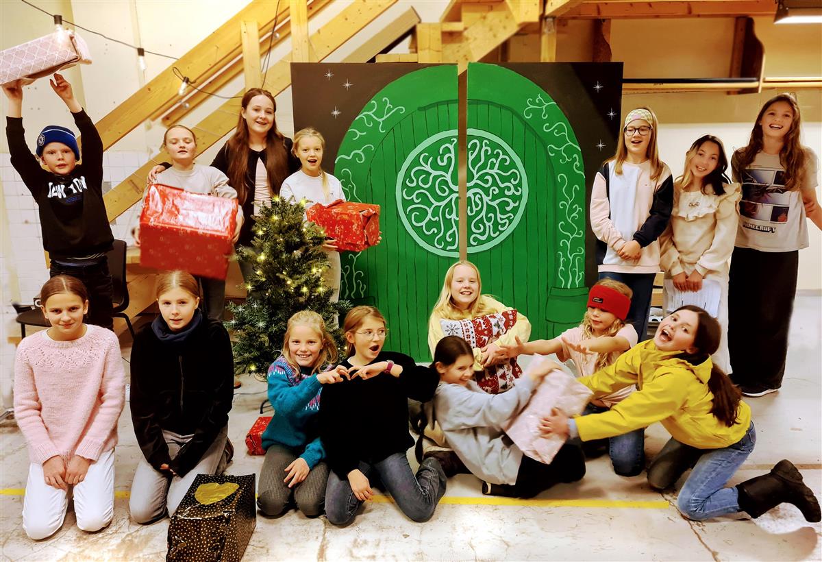 Bilde av skuespillerne til Narvik kulturskoles julemusikal "julestormen" i 2024. - Klikk for stort bilde