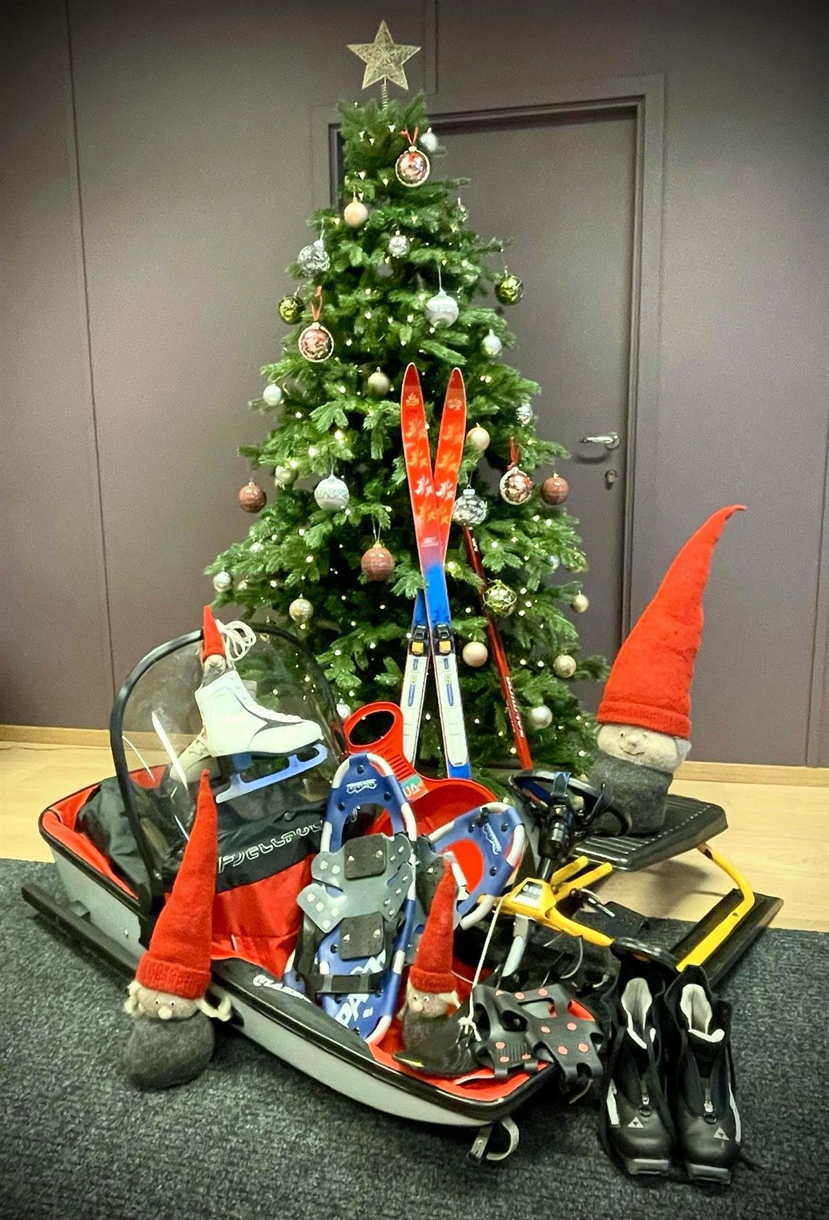 Bilde juletre med pulk, kjelke, ski, truger og skisko under. - Klikk for stort bilde