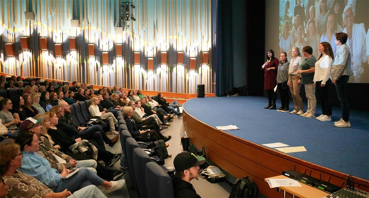 Fra Ankeret kinosal på Aurora kino, da ansatte i Narvikbarnehagen hadde felles fagdag i forbindelse med forskningsprosjektet Sammen mot mobbing. - Klikk for stort bilde