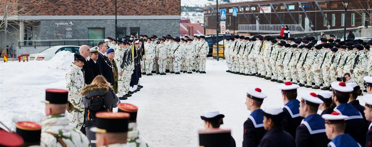 Ordfører og fransk delegasjon på rådhusplassen utenfor rådhuset i Narvik, en vinterdag. - Klikk for stort bilde