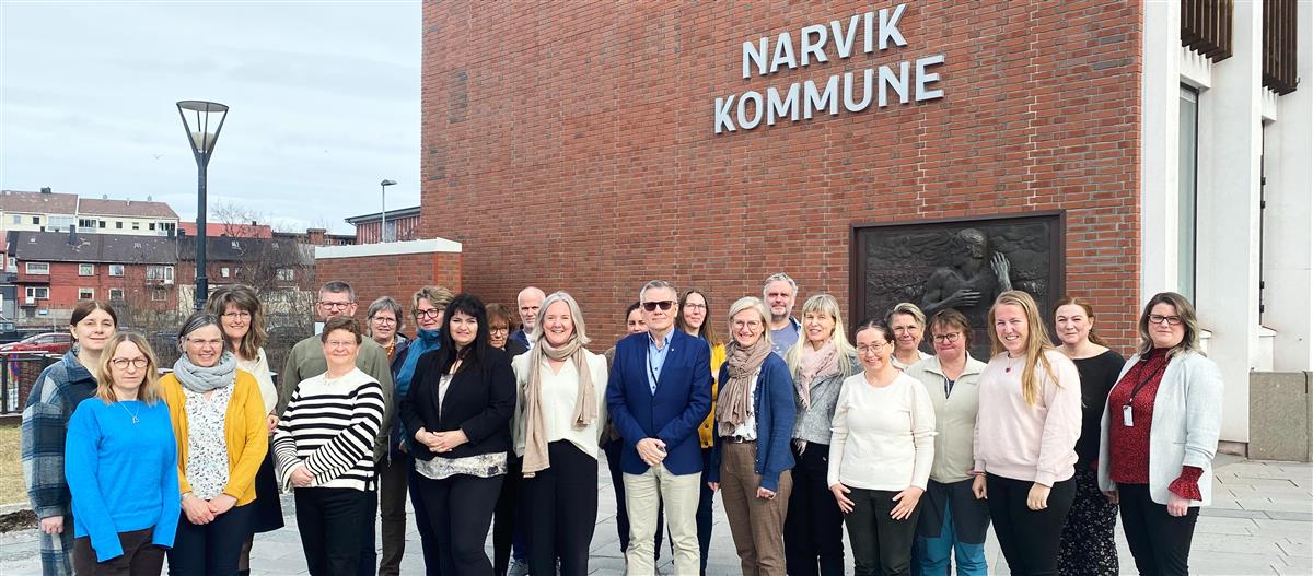 Noen av styrere i kommunale og private barnehager ved prosjektets oppstart. Bildet er tatt utenfor rådhuset i Narvik, og viser kommunevåpenet i bakgrunnen. - Klikk for stort bilde